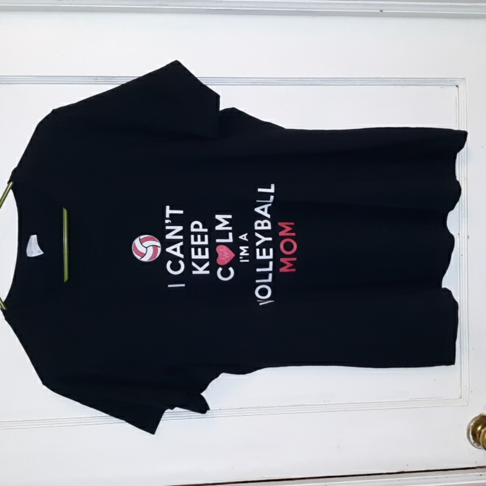 Volleyball Mom t-shirt, black in XL with tear away tag exercise workouts gymwear